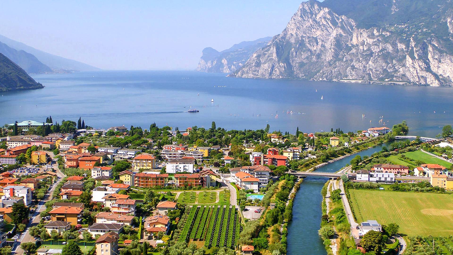 Blick über den Gardasee in Oberitalien