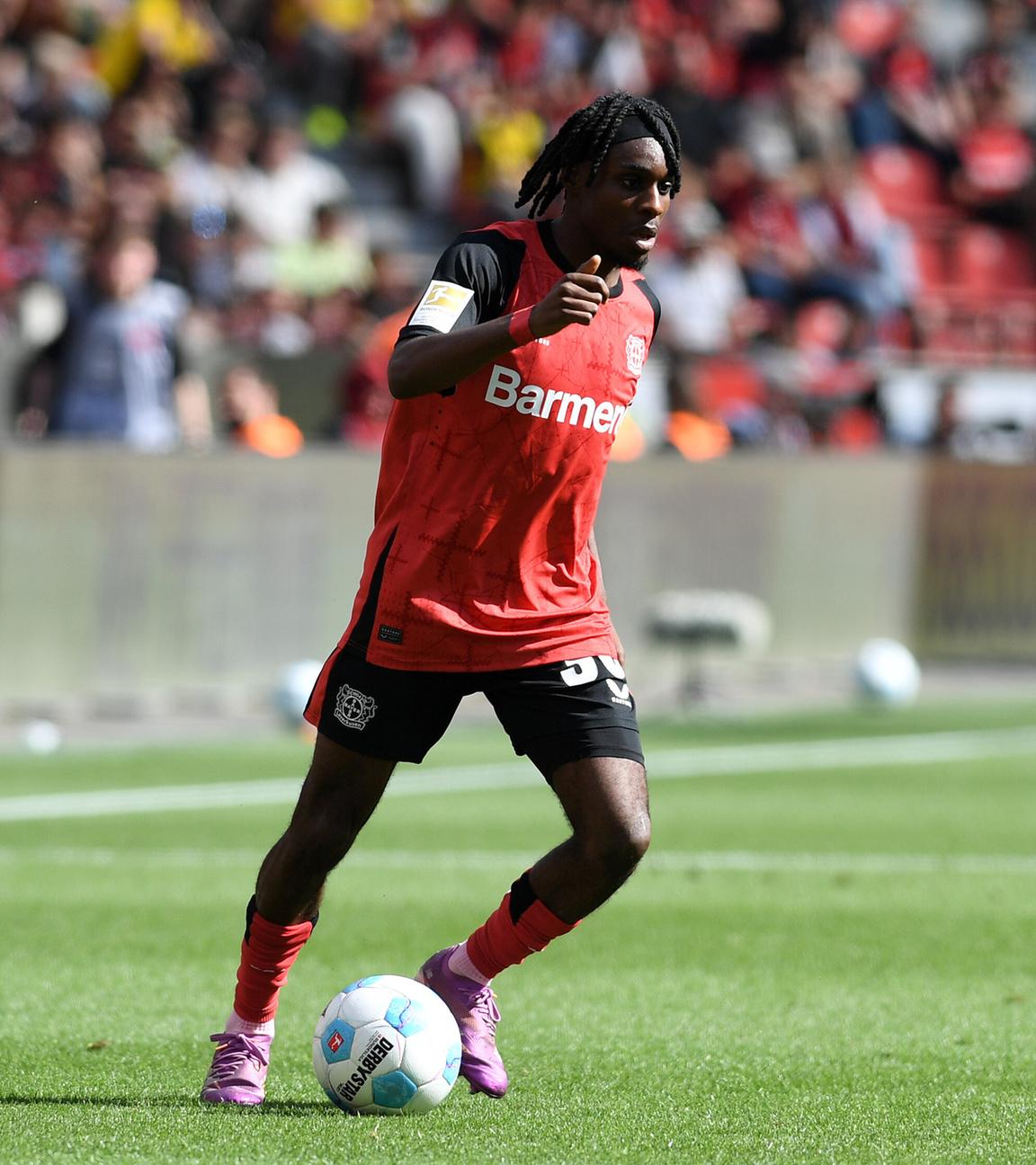 Jeremie Frimpong (Bayer 04 Leverkusen) am Ball während des Spiels der 1. Bundesliga zwischen Bayer 04 Leverkusen und Borussia Dortmund am 11.05.2025 in Leverkusen,