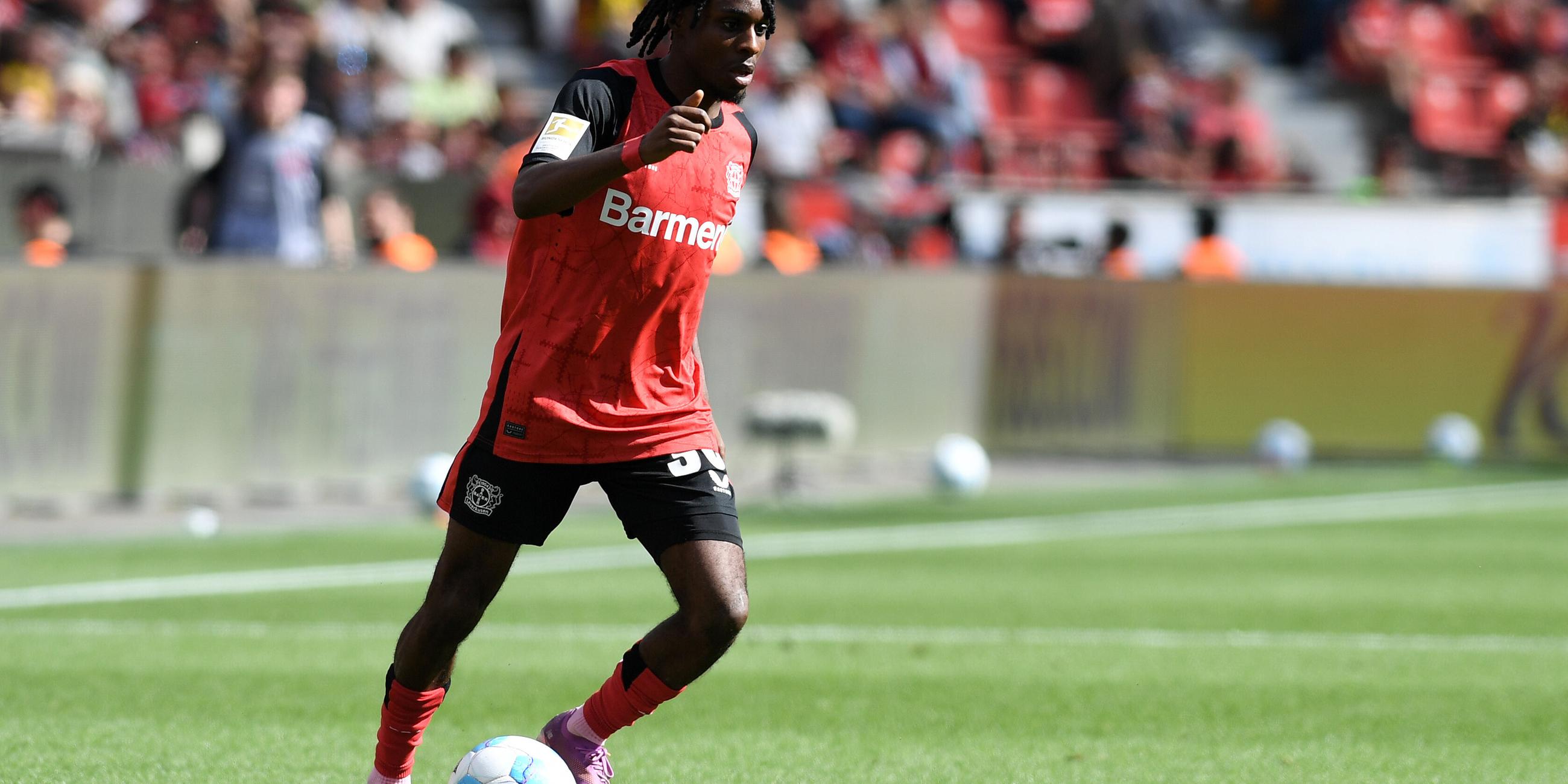 Jeremie Frimpong (Bayer 04 Leverkusen) am Ball während des Spiels der 1. Bundesliga zwischen Bayer 04 Leverkusen und Borussia Dortmund am 11.05.2025 in Leverkusen,