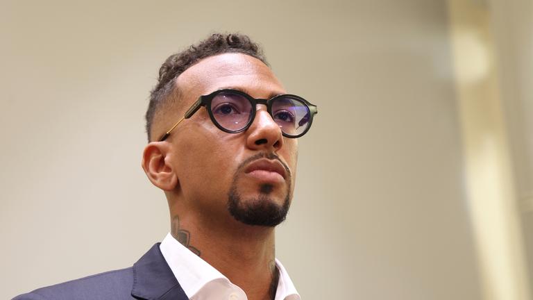 Jérôme Boateng, Fußball-Profi, steht im Landgericht in der Anklagebank.