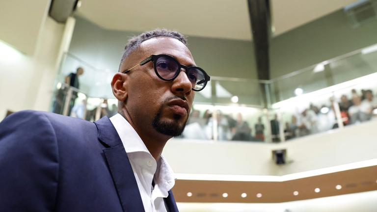 Der ehemalige deutsche Verteidiger des FC Bayern München, Jerome Boateng, kommt am 19. Juli 2024 zum Beginn seines Berufungsverfahrens in einen Gerichtssaal des Landgerichts in München, Süddeutschland. 