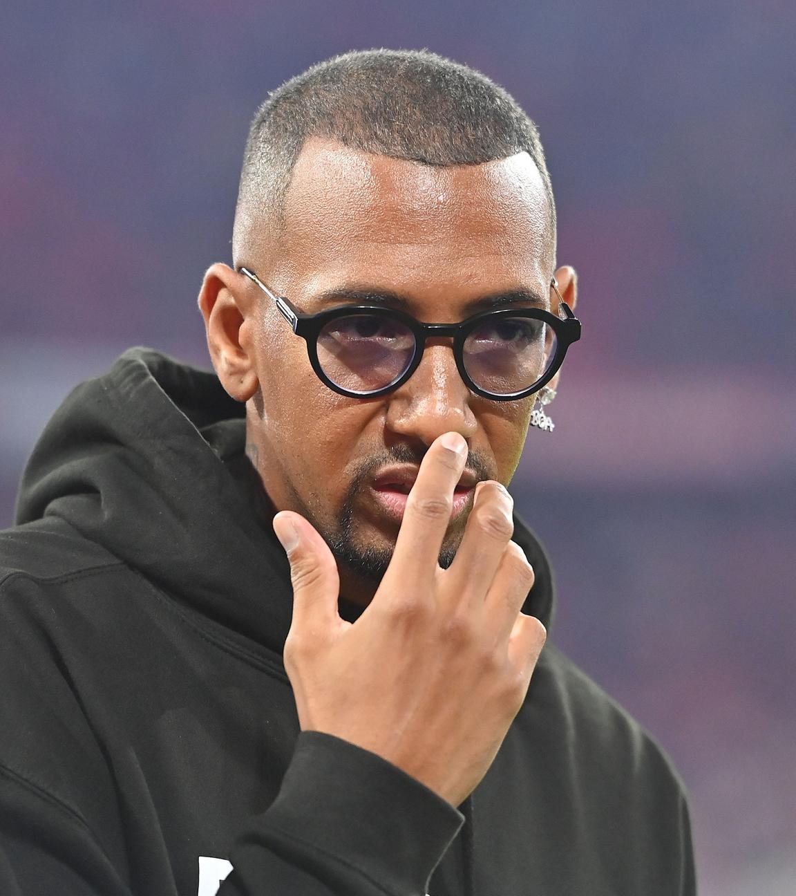 Jerome Boateng verfolgt das Spiel FC Bayern München gegen SV Werder Bremen.