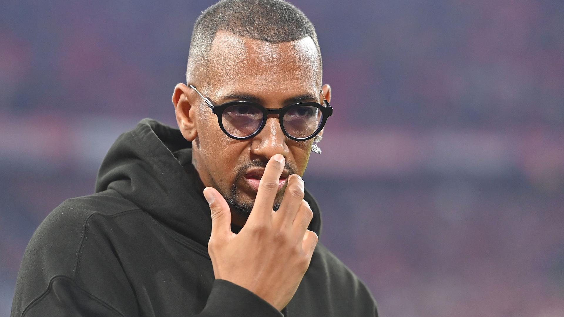 Jérôme Boateng verfolgt am 26. September 2025 das Spiel FC Bayern München gegen SV Werder Bremen.