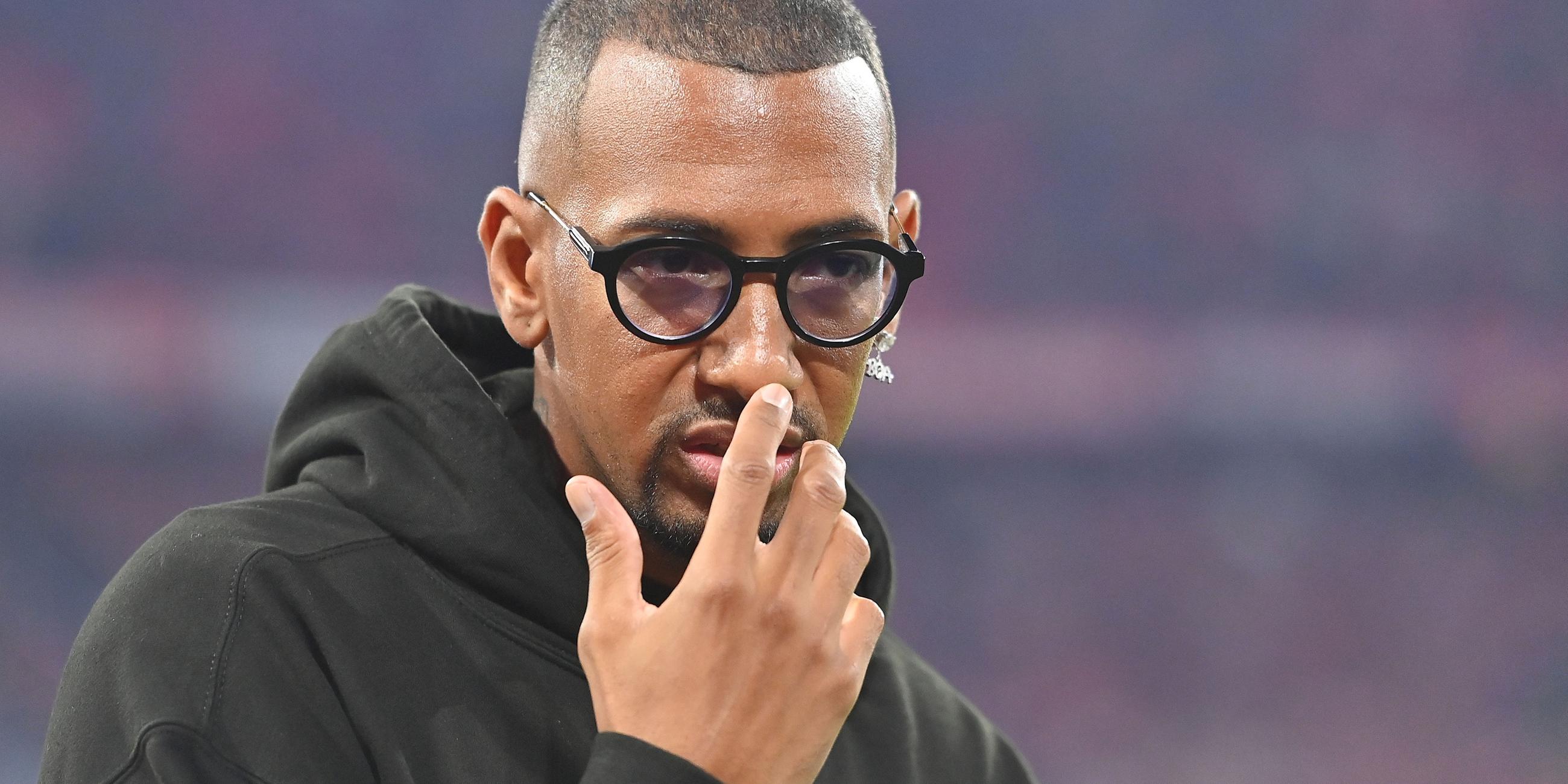 Jerome Boateng verfolgt das Spiel FC Bayern München gegen SV Werder Bremen.