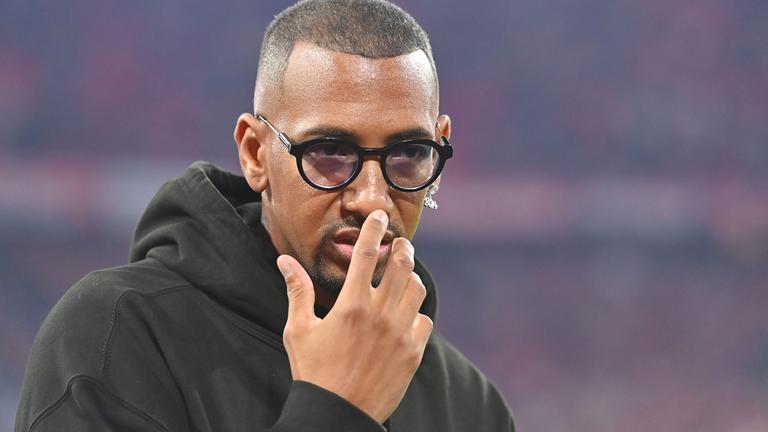 Jerome Boateng verfolgt das Spiel FC Bayern München gegen SV Werder Bremen.