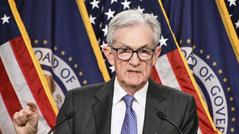 Der Vorsitzende der US-Notenbank, Jerome Powell, hält am 10.12.2025 nach einer zweitägigen geldpolitischen Sitzung eine Pressekonferenz in Washington ab. 