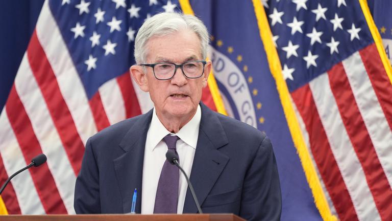 Der Vorsitzende der US-Notenbank, Jerome Powell, spricht während einer Pressekonferenz.