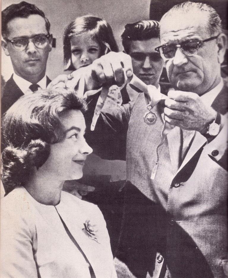 US-Präsident Lyndon B. Johnson zeichnet die Fliegerin Geraldine l. "Jerrie" Mock am 04.05.1964 im Rose Garden des White House.