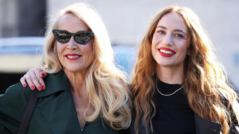 Jerry Hall besuchte mit Tochter Elizabeth Jagger die Burberry-Show in London.