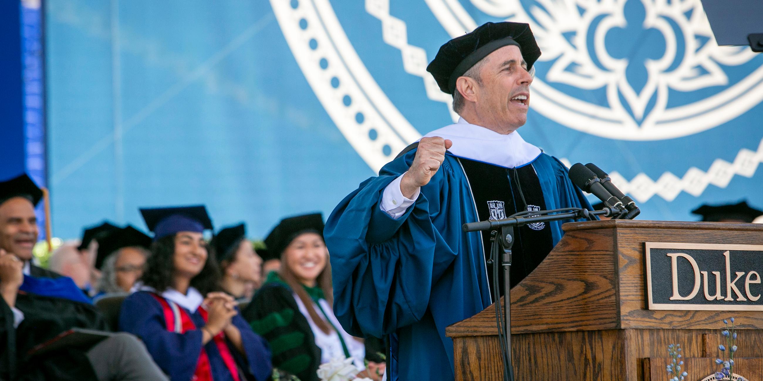 Jerry Seinfeld während der Abschlussfeier der Duke University