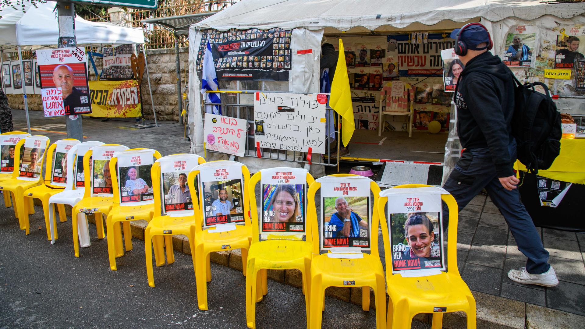 Demonstration in Jerusalem: Vor der Residenz von Regierungschef Netanjahu stehen Stühle mit Bildern der Geiseln. 