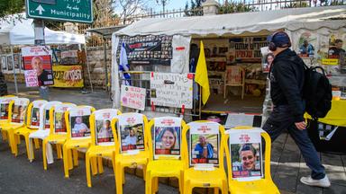 Demonstration in Jerusalem: Vor der Residenz von Regierungschef Netanjahu stehen Stühle mit Bildern der Geiseln. 