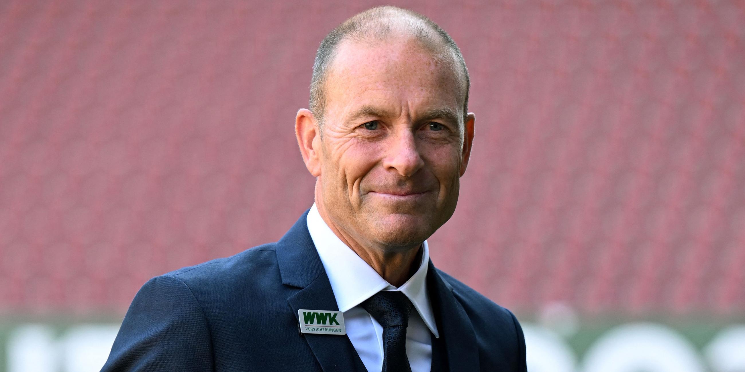 Augsburgs neuer Fußballtrainer, der Däne Jess Thorup, steht in Augsburg am 16.10.2023 im Stadion.