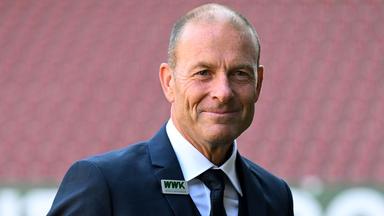 Augsburgs neuer Fußballtrainer, der Däne Jess Thorup, steht in Augsburg am 16.10.2023 im Stadion.