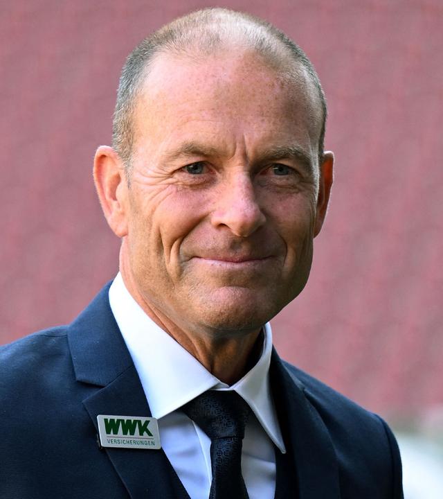Augsburgs neuer Fußballtrainer, der Däne Jess Thorup, steht in Augsburg am 16.10.2023 im Stadion.