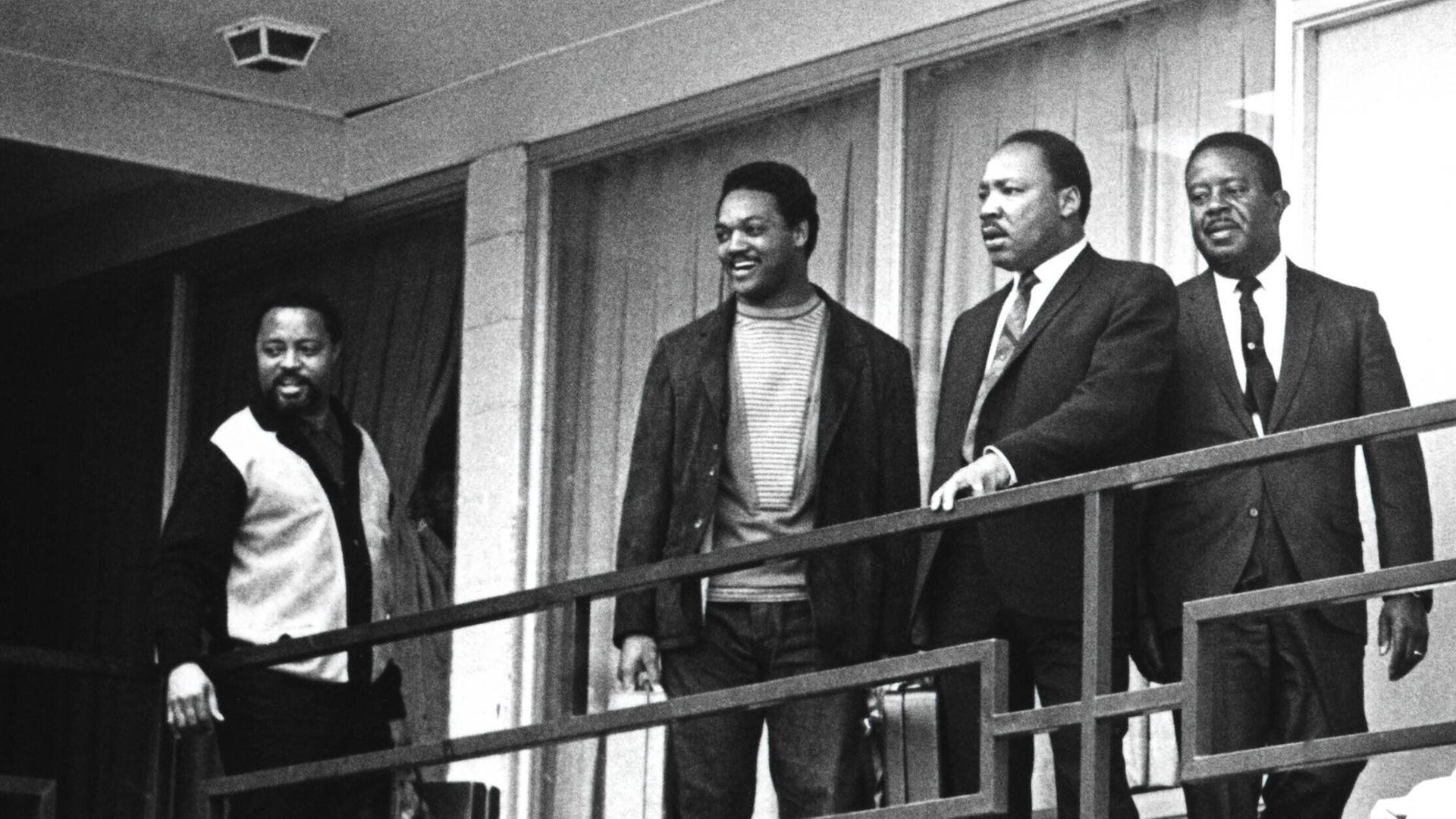 Jesse Jackson (2 v.l) steht neben Martin Luther King in Tennessee am 3. Aprik.1968.