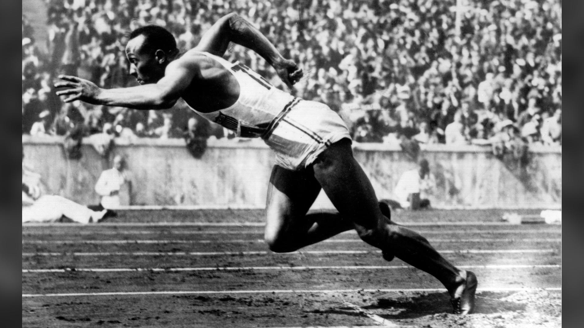 Der US-amerikanische Leichtathlet Jesse Owens (eigentlich James Cleveland) beim Start zum 200-m-Lauf während der Olympische Sommerspiele 1936 in Berlin (Archivfoto).