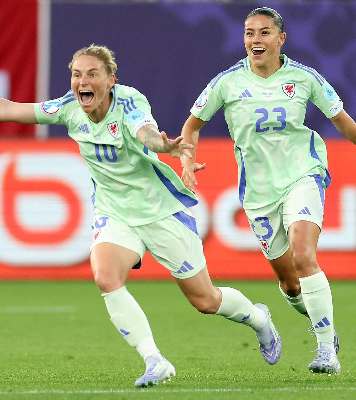 Jessica Fishlock (Wales) jubelt nach ihrem Treffer zum 1:1.