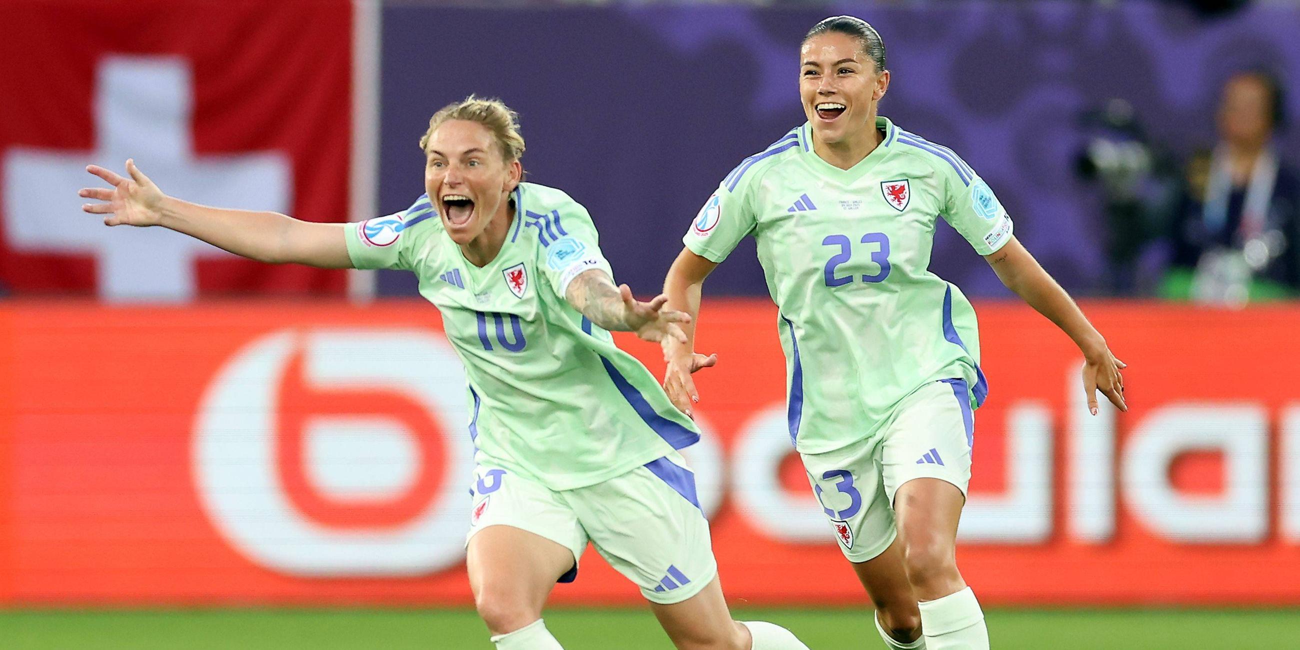 Jessica Fishlock (Wales) jubelt nach ihrem Treffer zum 1:1.