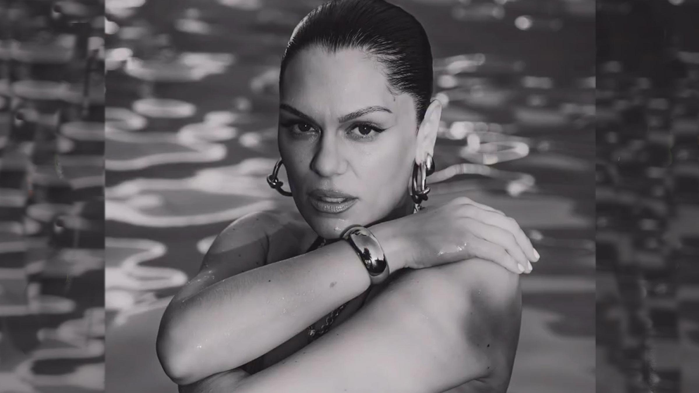 Sängerin Jessie J posiert aus dem Wasser kommend für die Kamera.