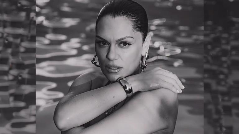 Sängerin Jessie J posiert aus dem Wasser kommend für die Kamera.