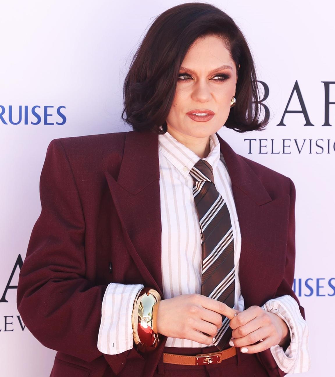 Die Sängerin Jessie J in einem rostbraunen Anzug auf dem roten Teppich.
