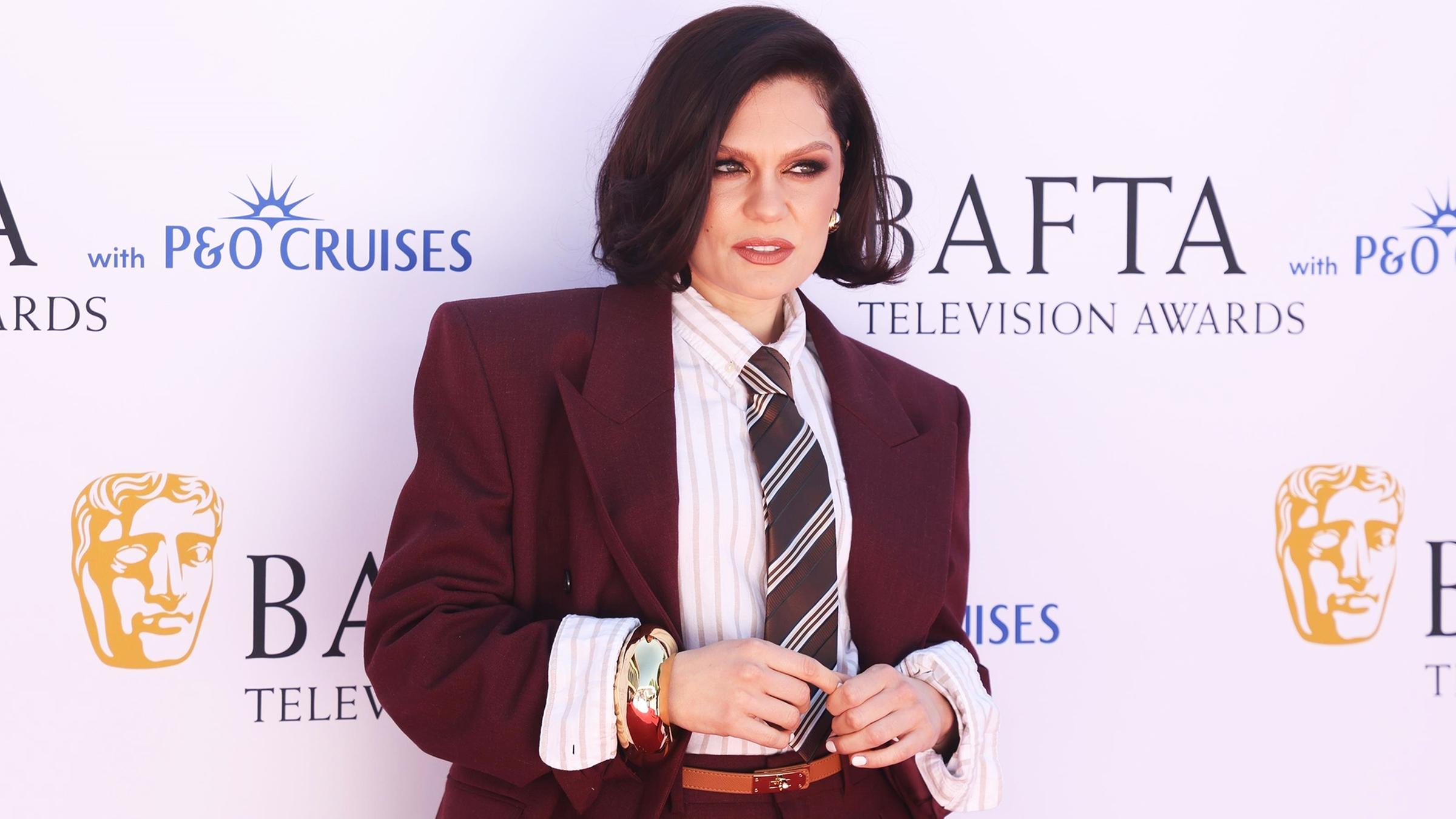 Die Sängerin Jessie J in einem rostbraunen Anzug auf dem roten Teppich.