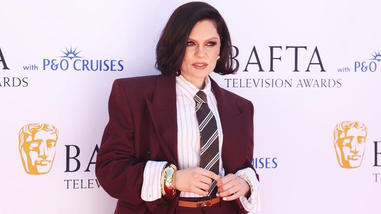 Die Sängerin Jessie J in einem rostbraunen Anzug auf dem roten Teppich.