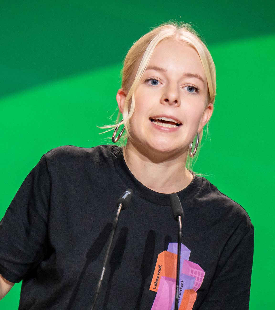 15.11.2024, Hessen, Wiesbaden: Jette Nietzard, Sprecherin der Grünen Jugend, spricht bei der Bundesdelegiertenkonferenz der Grünen.