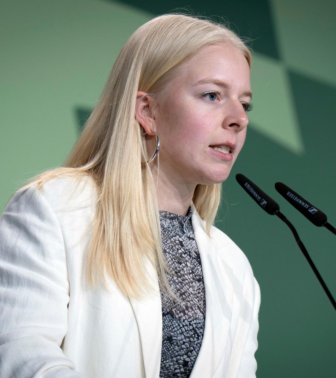 Jette Nietzard spricht beim Länderrat von Bündnis 90/Die Grünen im WECC Westhafen Event & Convention Center.