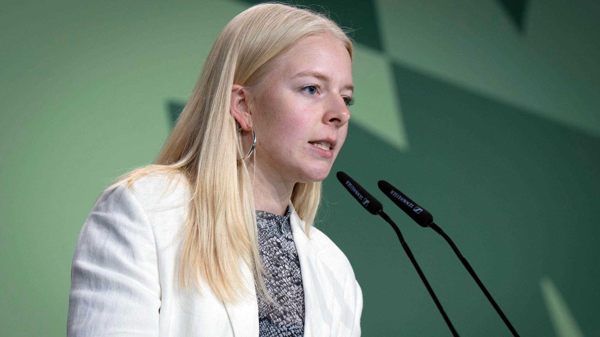 Jette Nietzard spricht beim Länderrat von Bündnis 90/Die Grünen im WECC Westhafen Event & Convention Center.