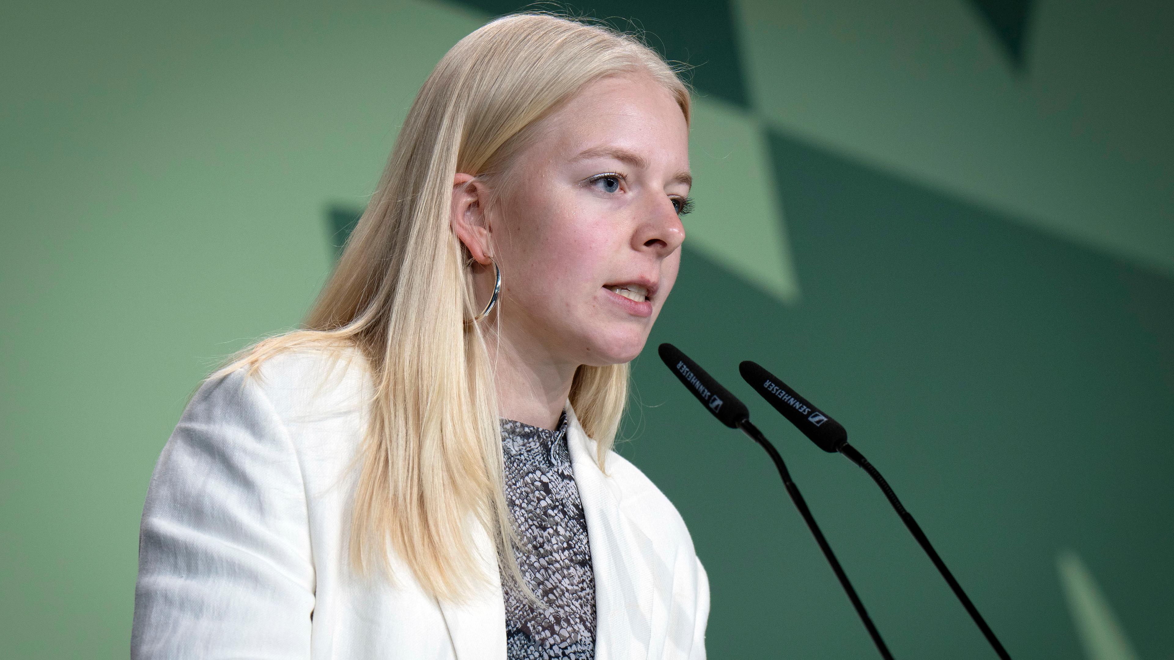 Jette Nietzard spricht beim Länderrat von Bündnis 90/Die Grünen im WECC Westhafen Event & Convention Center.