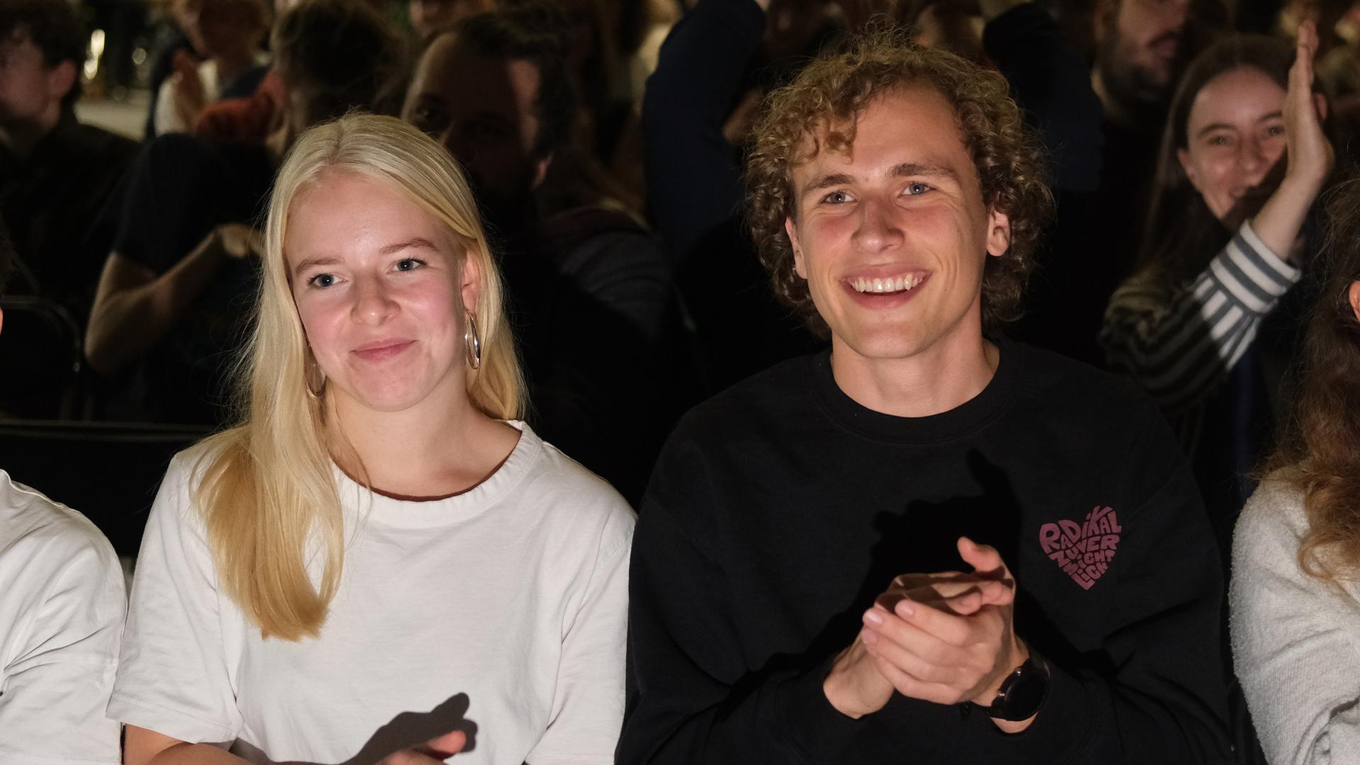 Jette Nietzard und Jakob Blase sitzen beim Bundeskongress der Jugendorganisation von Bündnis 90/Die Grünen zusammen.