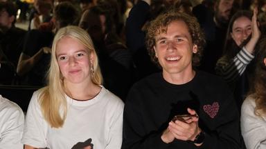 Jette Nietzard und Jakob Blase sitzen beim Bundeskongress der Jugendorganisation von Bündnis 90/Die Grünen zusammen.