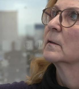 Frau guckt besorgt auf eine Tafel