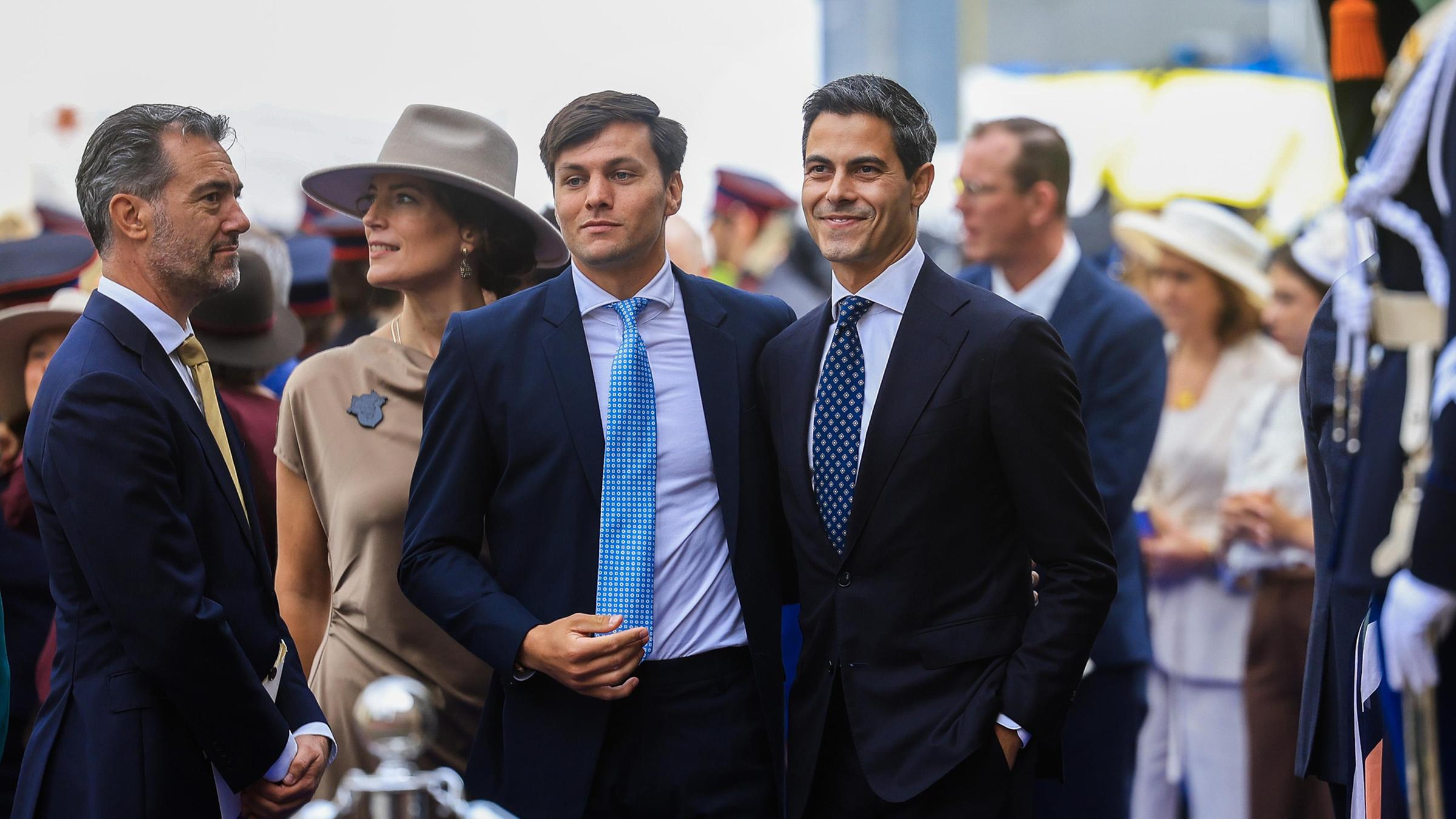 Rob Jetten (Mitte r.), Vorsitzender der Partei D66, und sein Partner Nicolas Keenan treffen am 16. September 2025 zum Thronrede-Tag im Königlichen Theater in Den Haag ein.