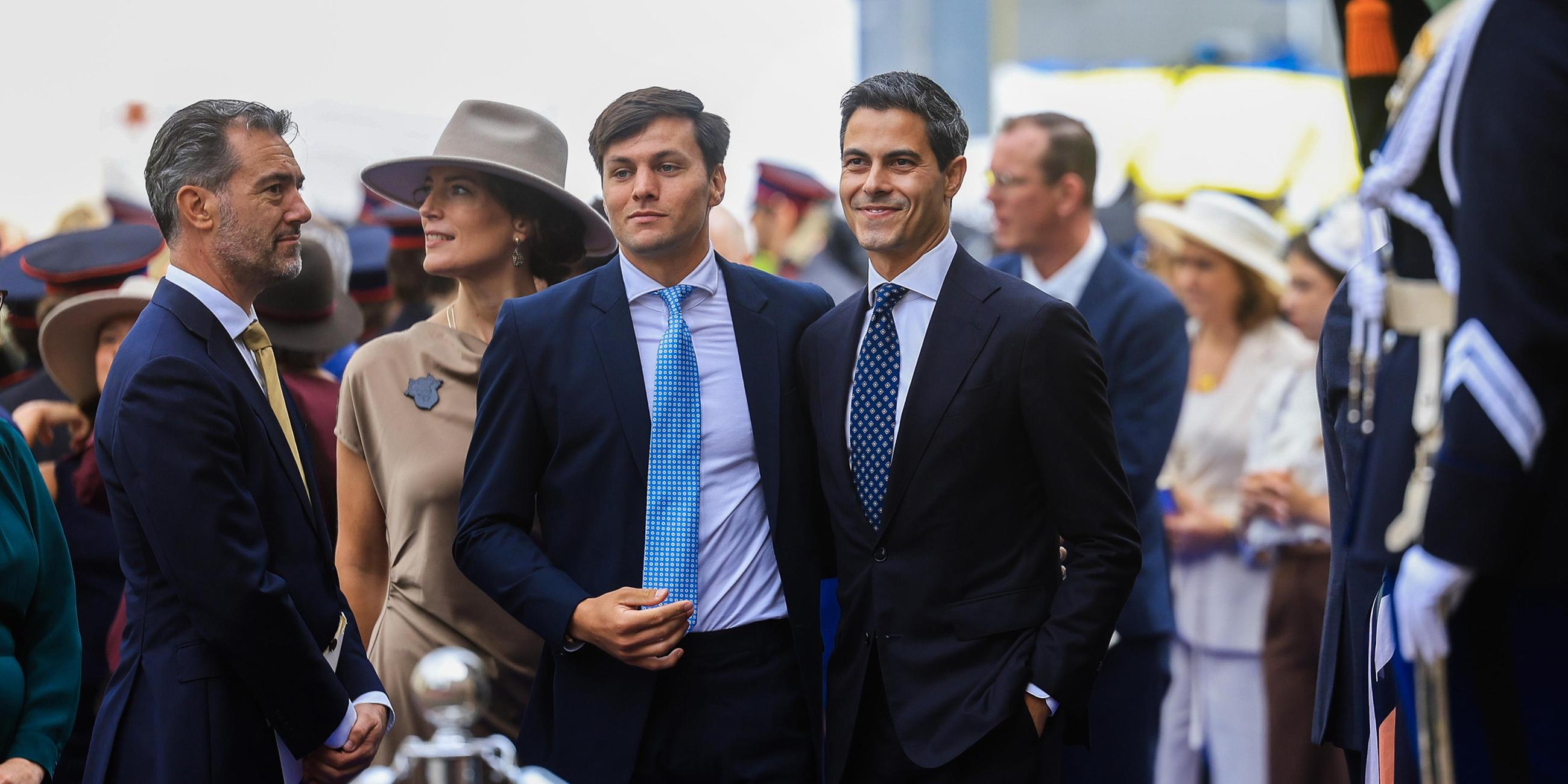 Rob Jetten (Mitte r.), Vorsitzender der Partei D66, und sein Partner Nicolas Keenan treffen am 16. September 2025 zum Thronrede-Tag im Königlichen Theater in Den Haag ein.