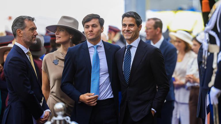 Rob Jetten (Mitte r.), Vorsitzender der Partei D66, und sein Partner Nicolas Keenan treffen am 16. September 2025 zum Thronrede-Tag im Königlichen Theater in Den Haag ein.