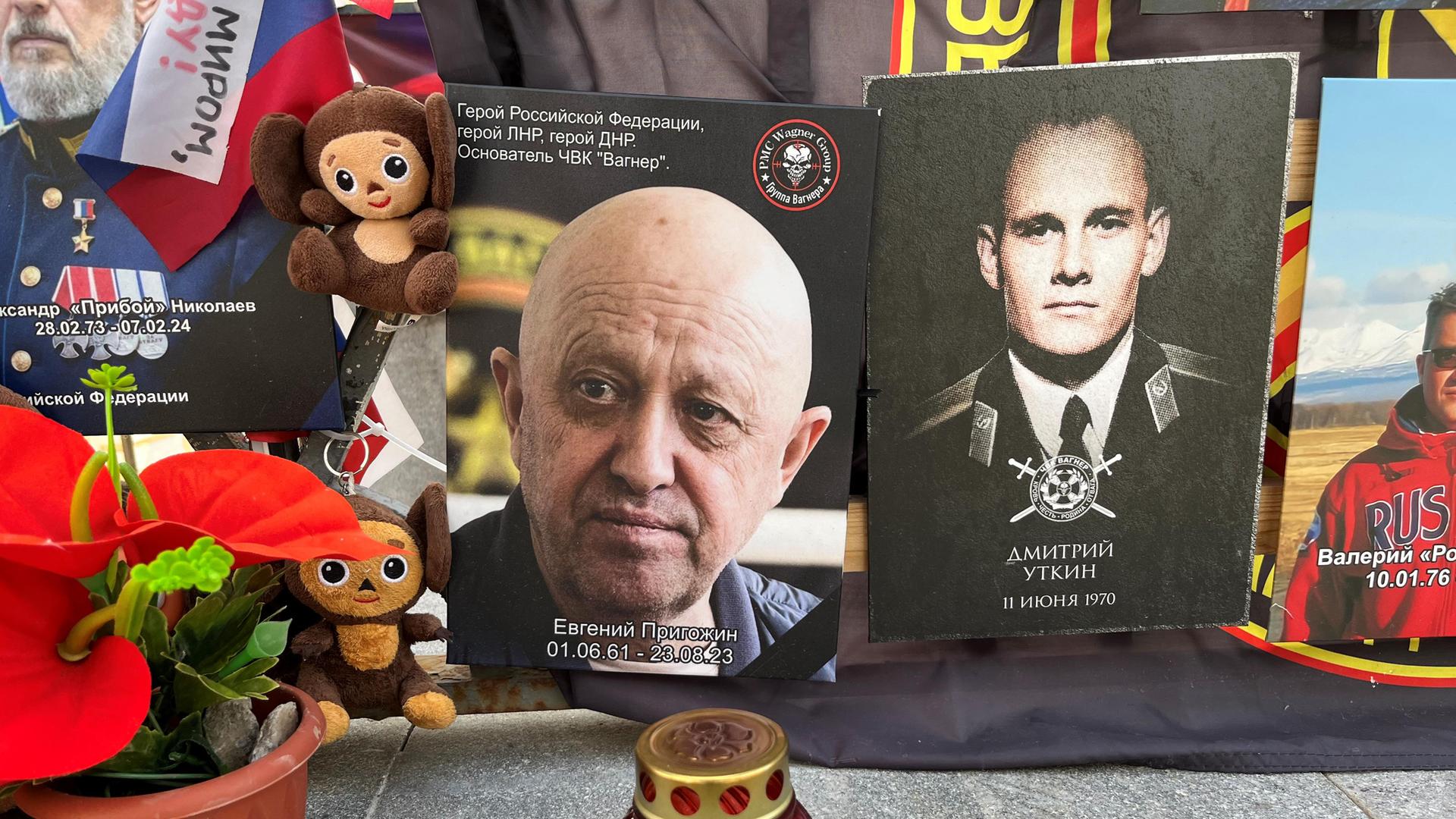 An einer impovisierten Gedenkstätte in Kremlnähe erinnern Fotos an die Gründer der russischen Privatarmee Wagner, Jewgeni Prigoschin und Dmitri Utkin.