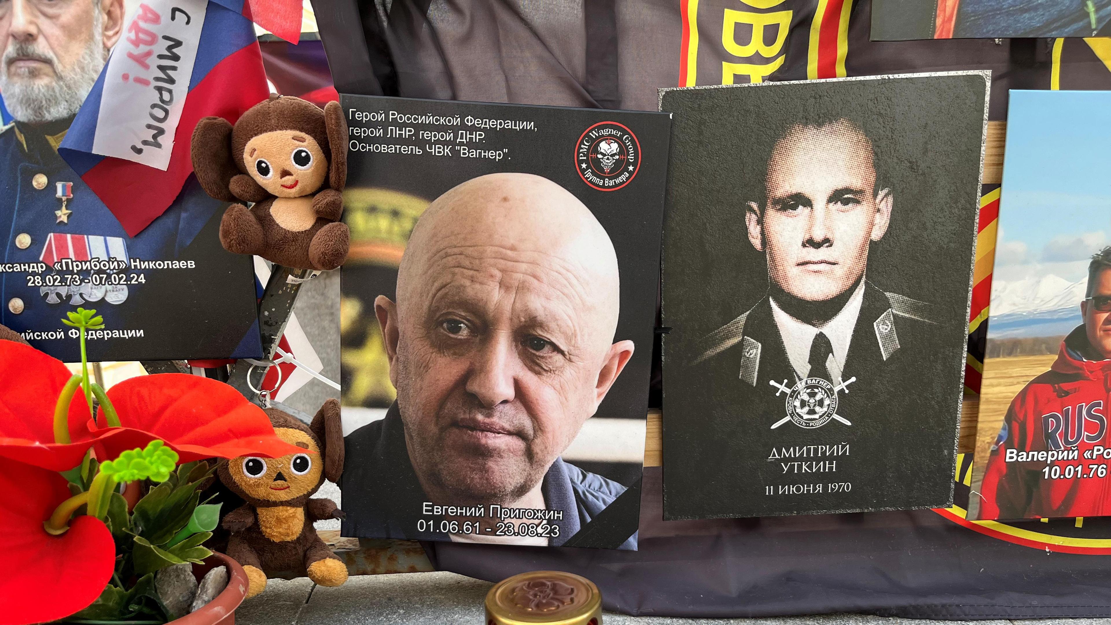 An einer impovisierten Gedenkstätte in Kremlnähe erinnern Fotos an die Gründer der russischen Privatarmee Wagner, Jewgeni Prigoschin und Dmitri Utkin.