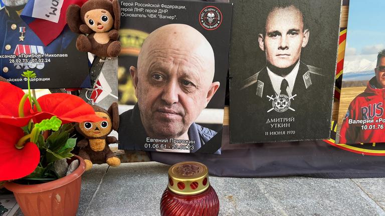 An einer impovisierten Gedenkstätte in Kremlnähe erinnern Fotos an die Gründer der russischen Privatarmee Wagner, Jewgeni Prigoschin und Dmitri Utkin.
