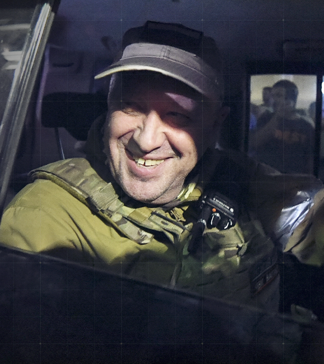 Jewgeni Prigoschin, Chef der Gruppe Wagner, lachend hinter offener Scheibe einer Autotür