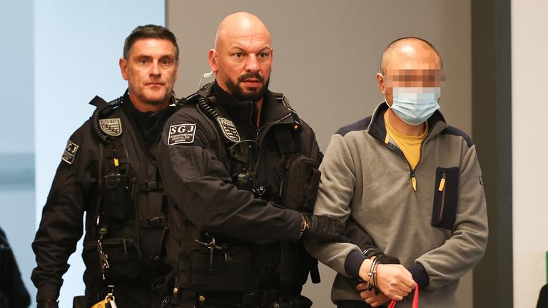 Jian G. (r.) erscheint am 5. August 2025 in Dresden zum Spionageprozess – er soll für China spioniert und Infos über EU, AfD und Dissidenten weitergegeben haben.