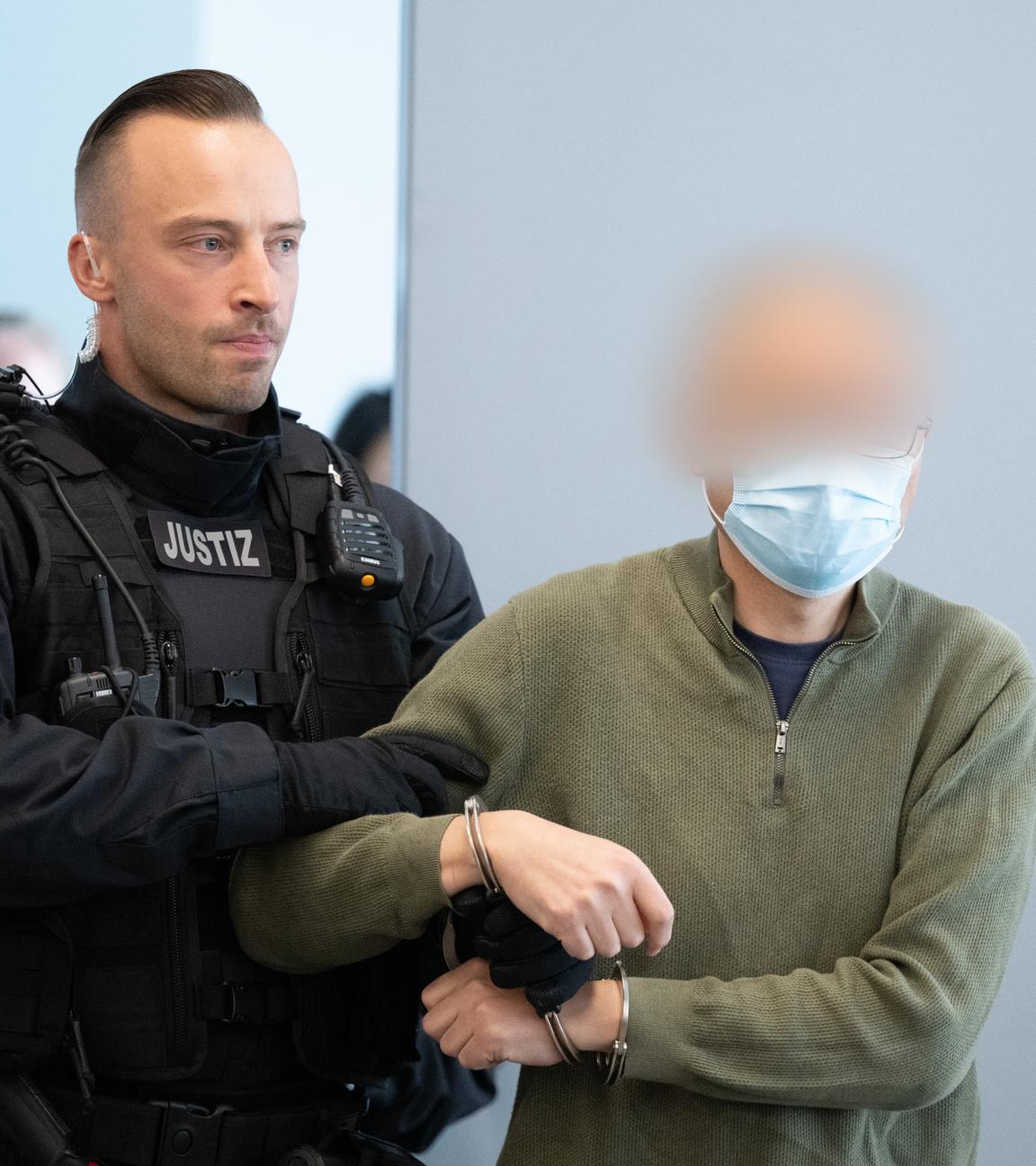 Jian G. wird abgeführt, weil er jahrelnag für den chinesischen Geheimdienst spioniert hat