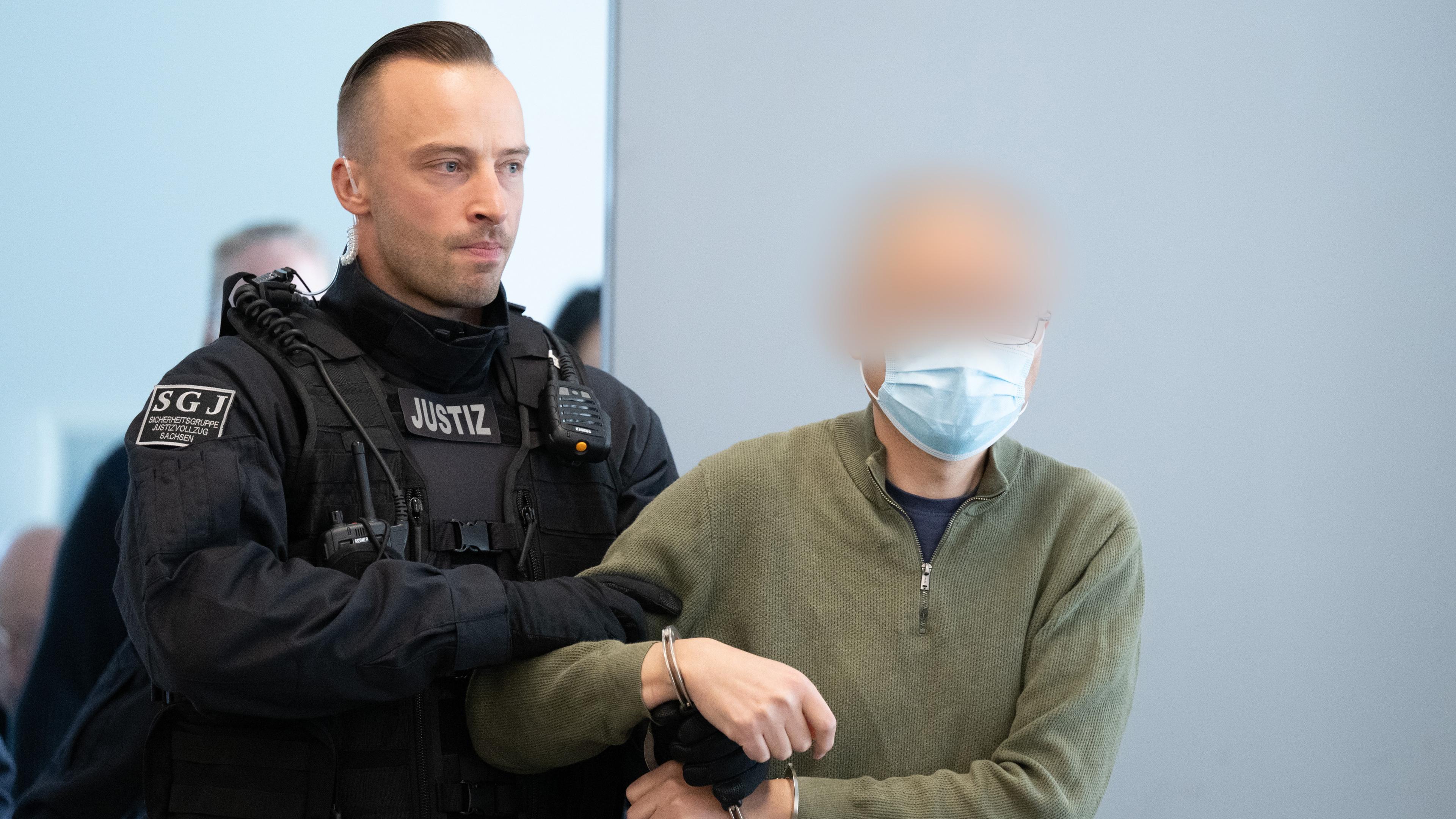 Jian G. wird abgeführt, weil er jahrelnag für den chinesischen Geheimdienst spioniert hat