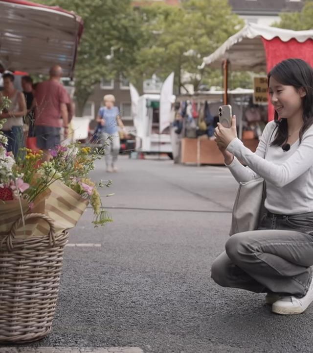 Jihye Jung fotografiert Blumen mit ihrem Handy 