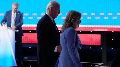Biden verlässt Debatte mit seiner Ehefrau