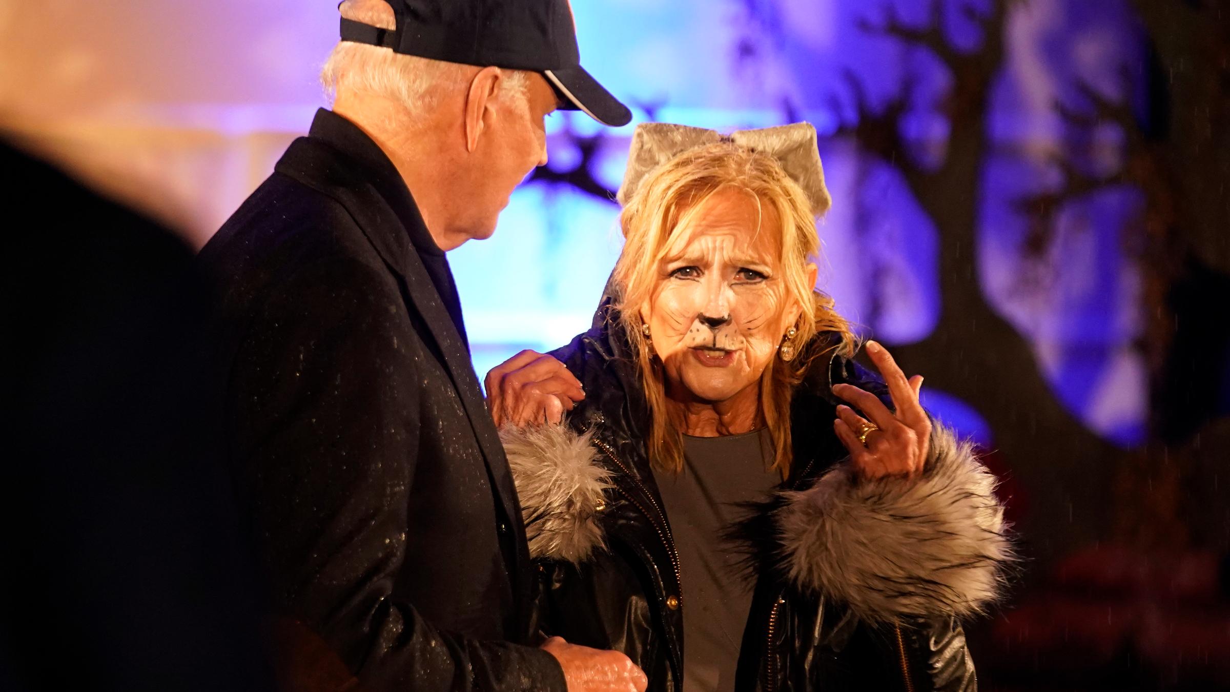 First Lady Jill Biden im Katzenkostüm