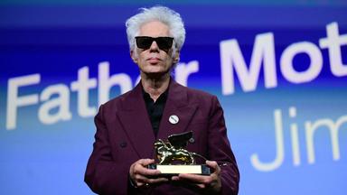 Jim Jarmusch mit dem Goldenen Löwen in Venedig.
