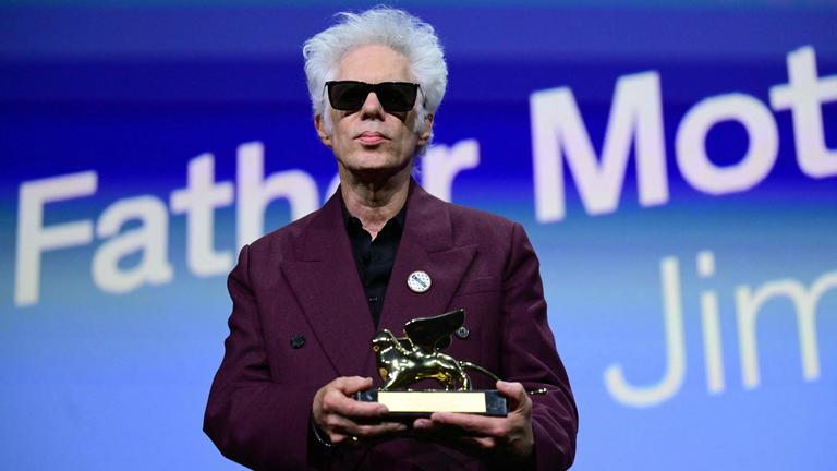 Jim Jarmusch mit dem Goldenen Löwen in Venedig.